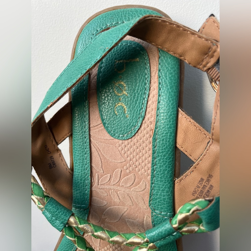B.O.C Born Green , gold and green braided Sandals, faux leather size 9 - Picture 2 of 9